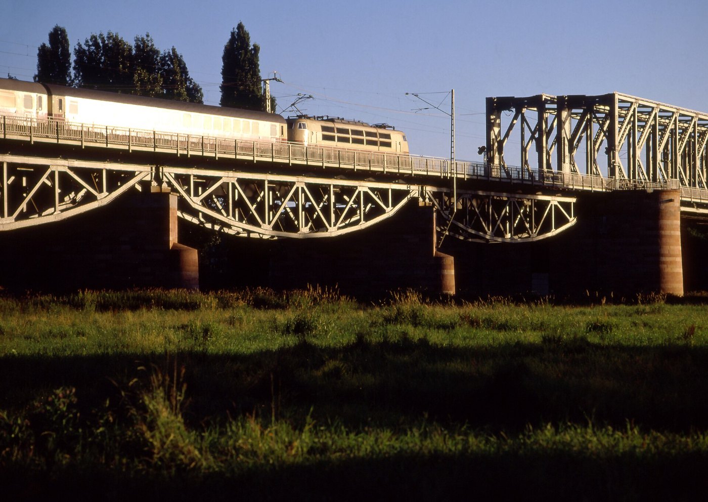 103 mit Intercity auf der Mainzer Südbrücke
