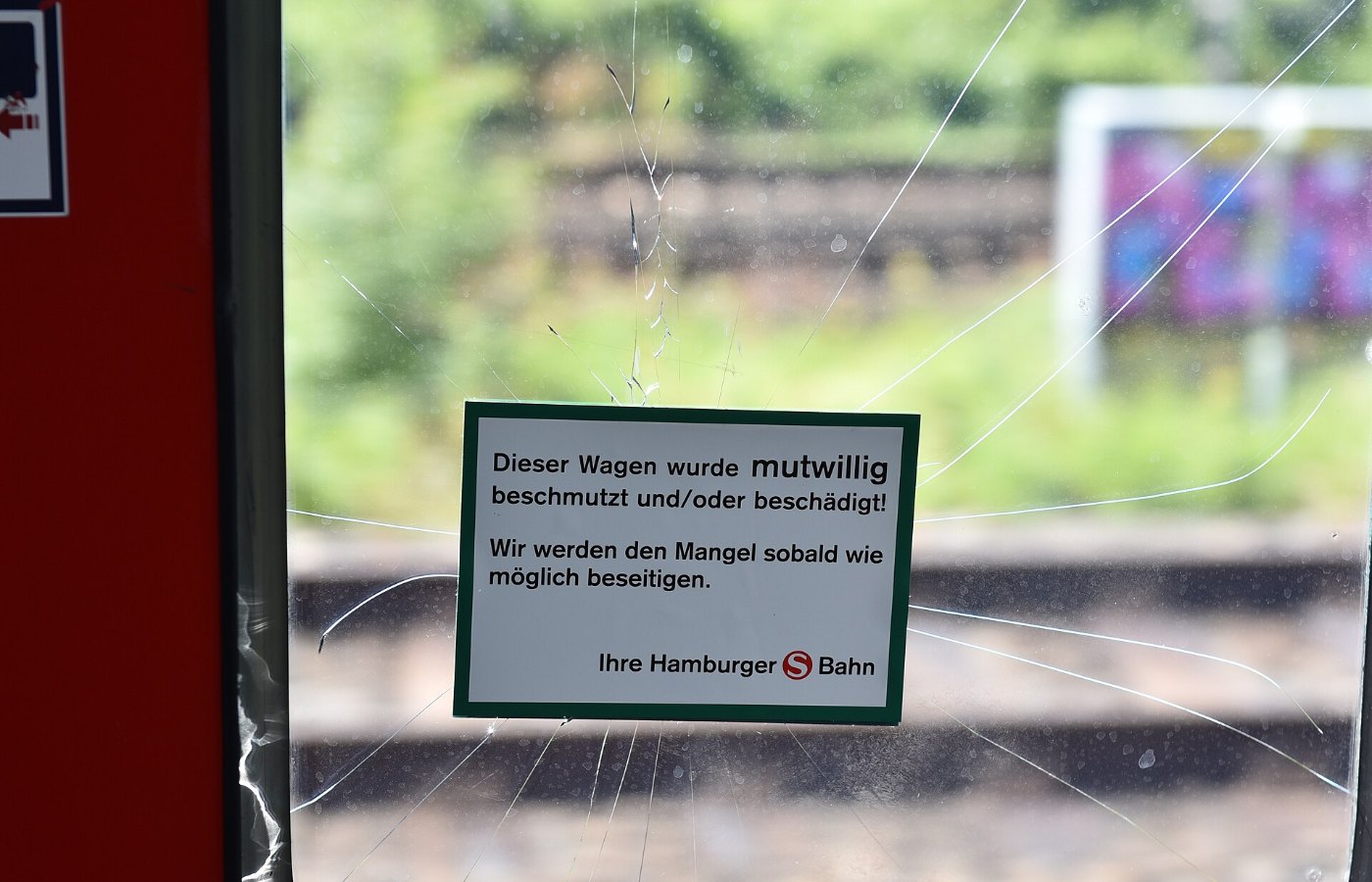 G 20 S Bahn Hamburg zerstörte Scheibe 01
