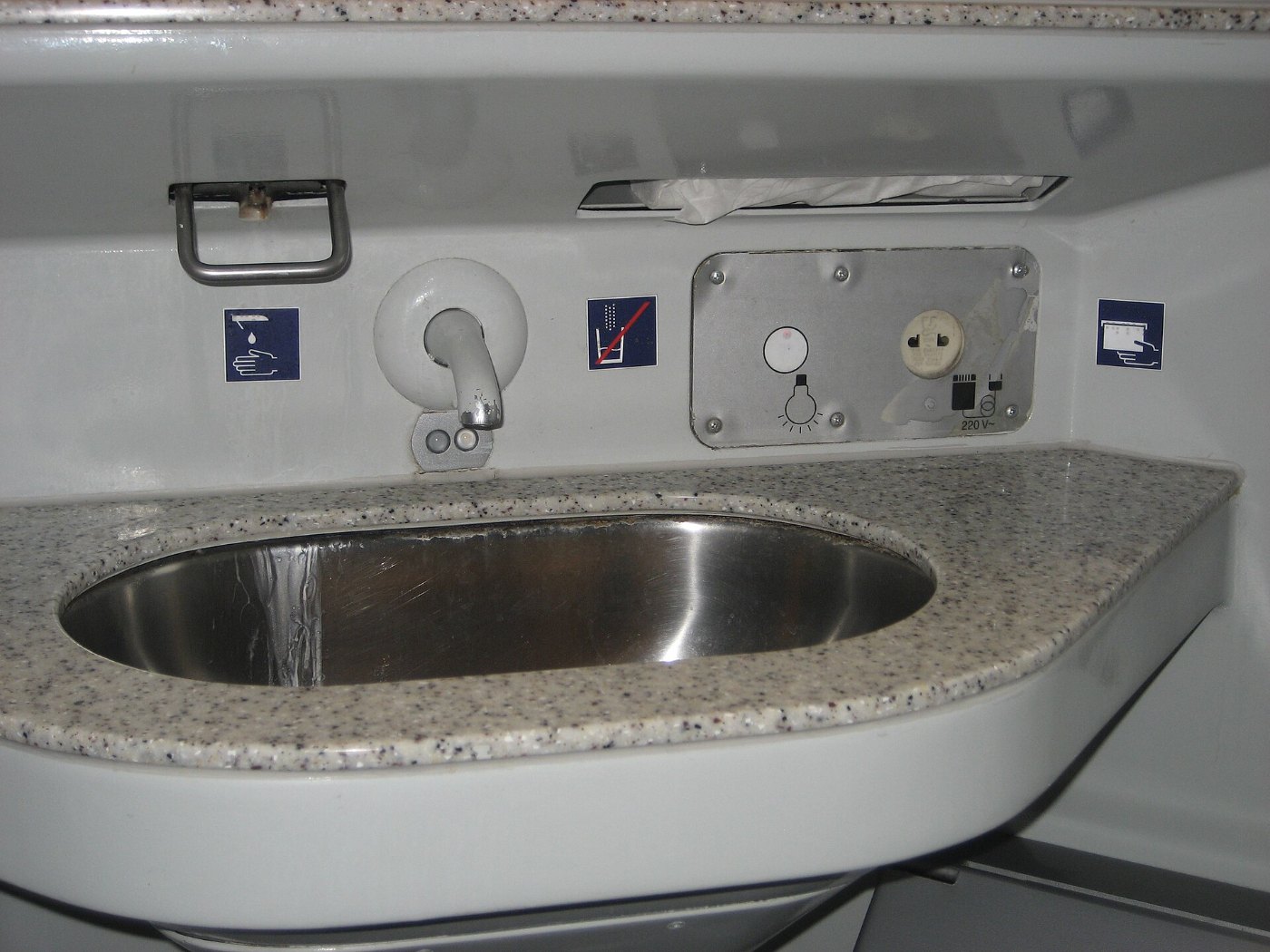 Intercity Zug • Steckdose an Waschbecken