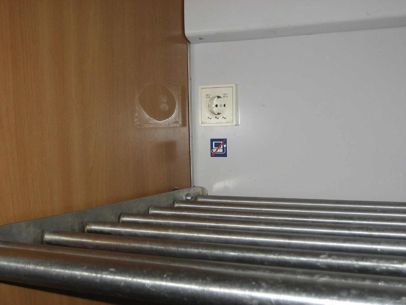 Intercity Zug • Steckdose an Gepäckablage