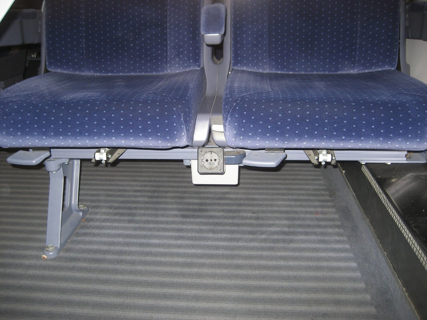 Intercity Zug • Steckdose unter Sitz • 1