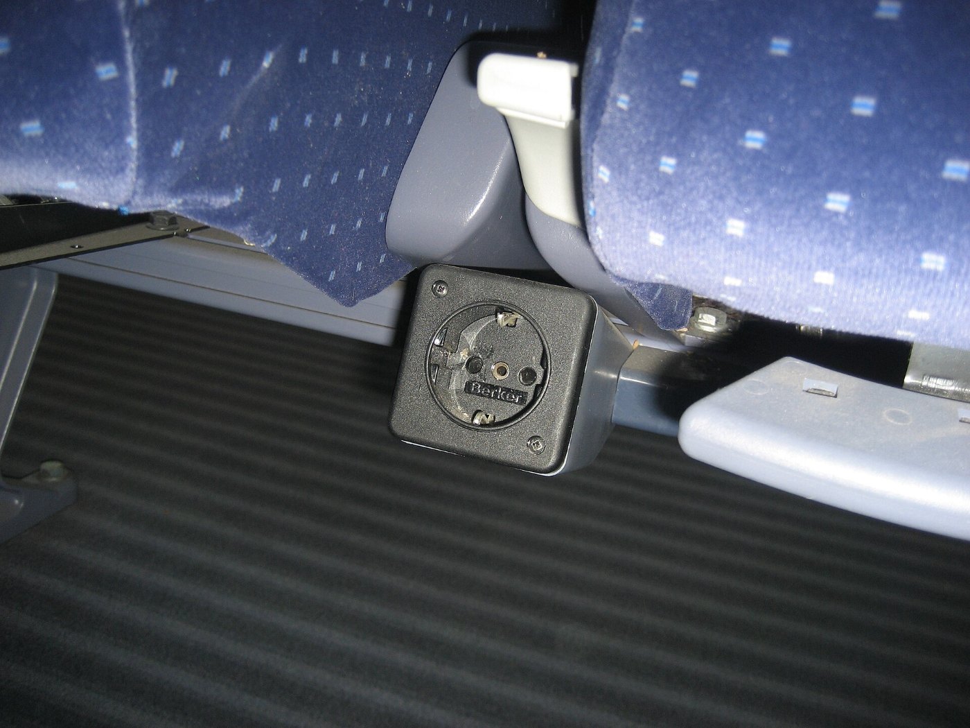 Intercity Zug • Steckdose unter Sitz • 2