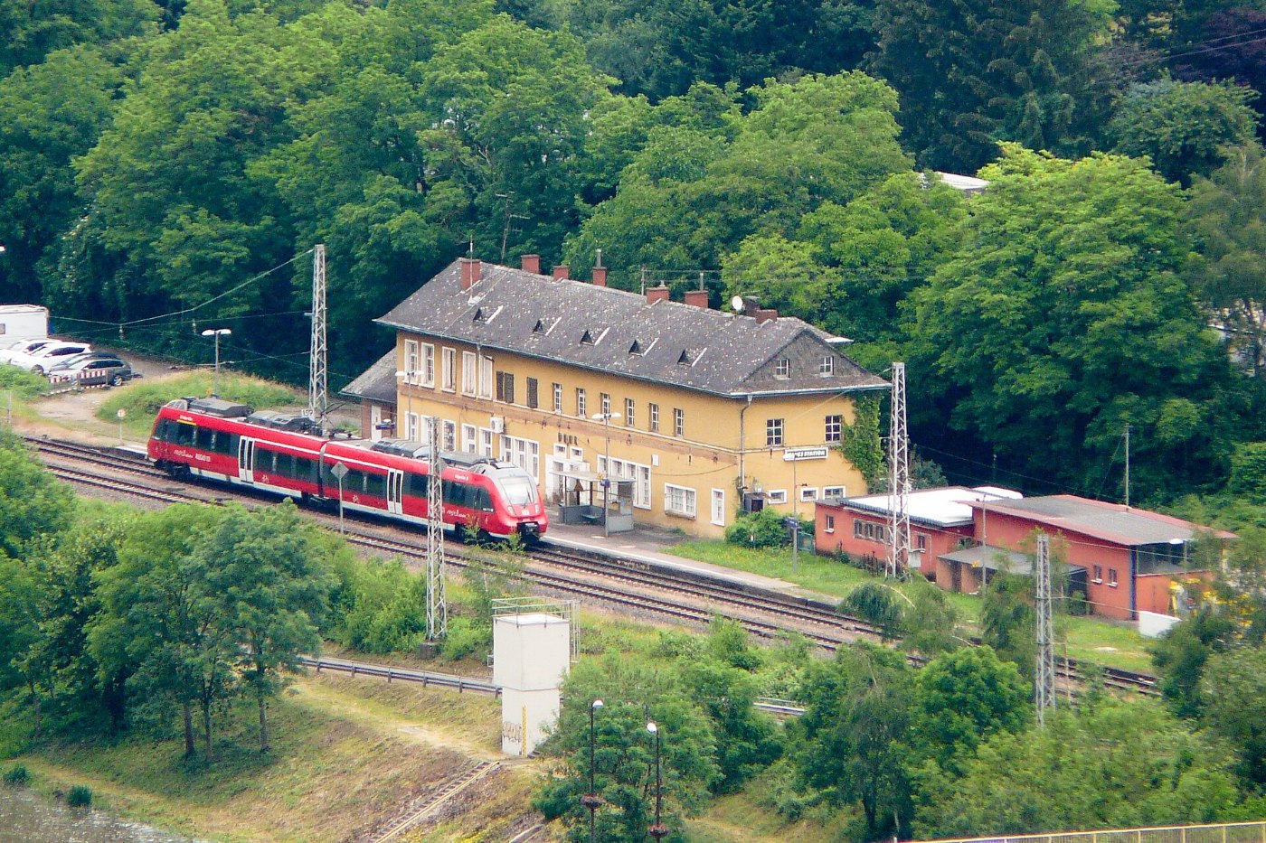 Perl, Bahnhof, Blick von weit oberhalb Schengen, 2018