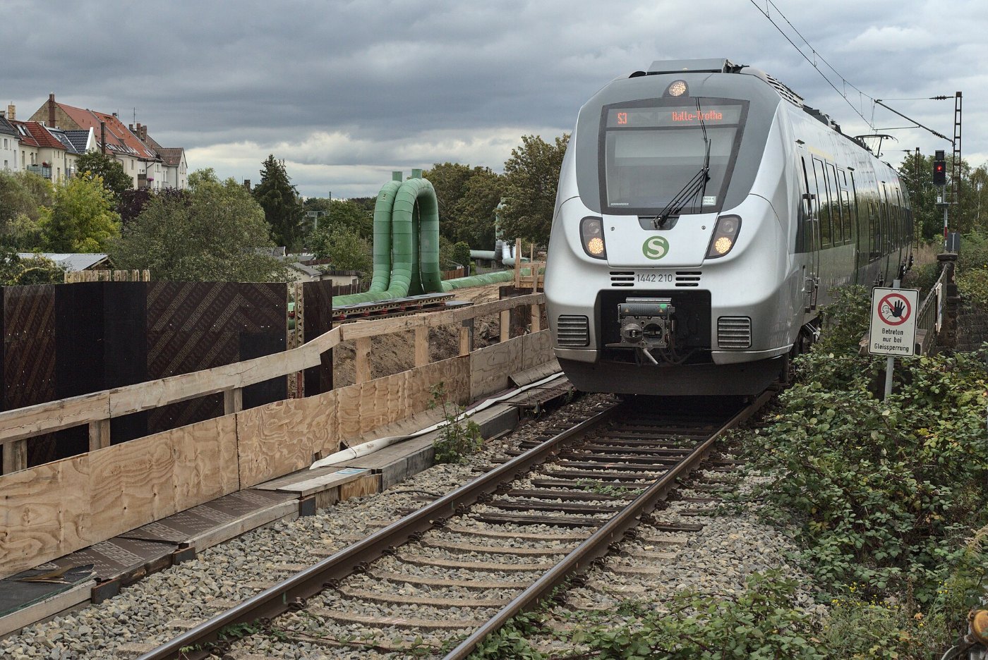 Hp Leipzig Anger Crottendorf mit einfahrender S Bahn