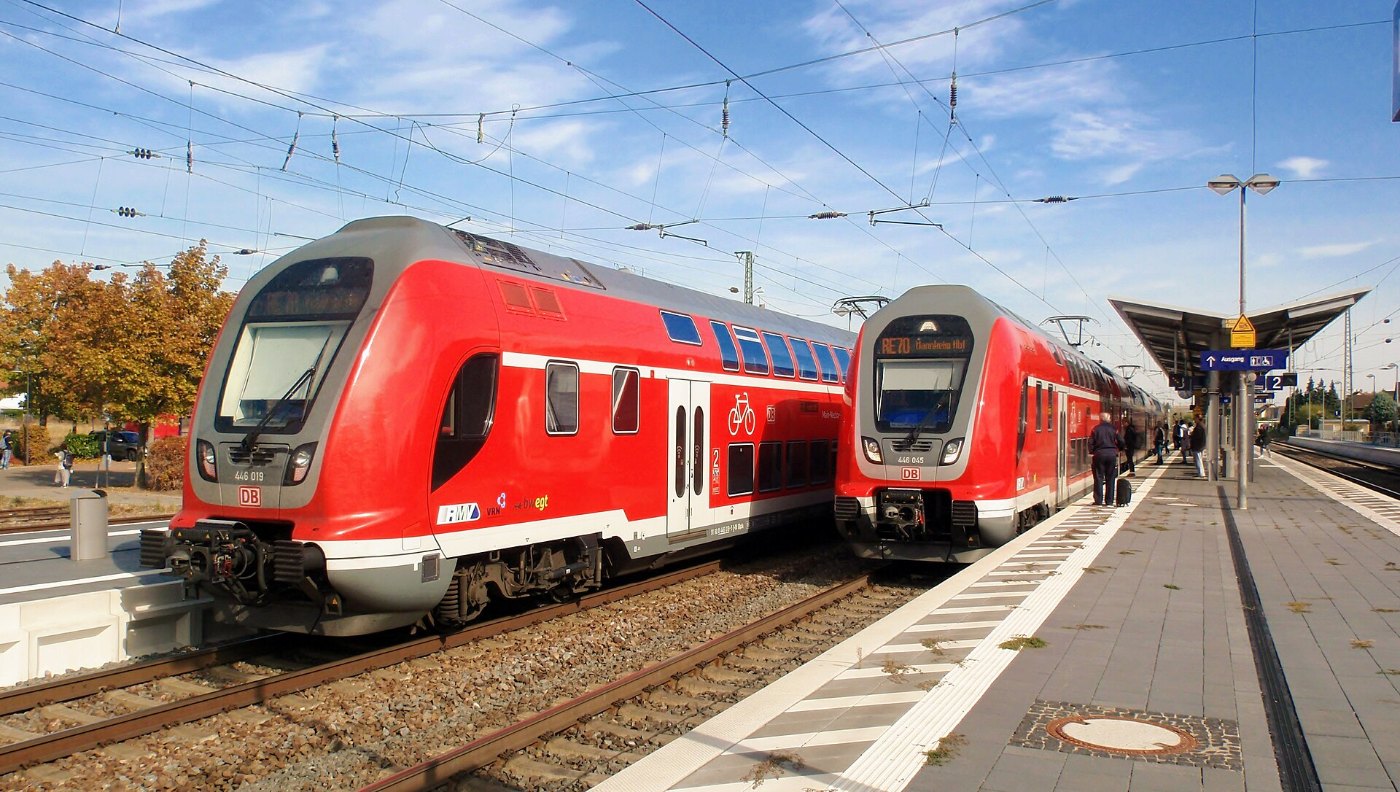 Zwei Züge der Baureihe 446 in Biblis