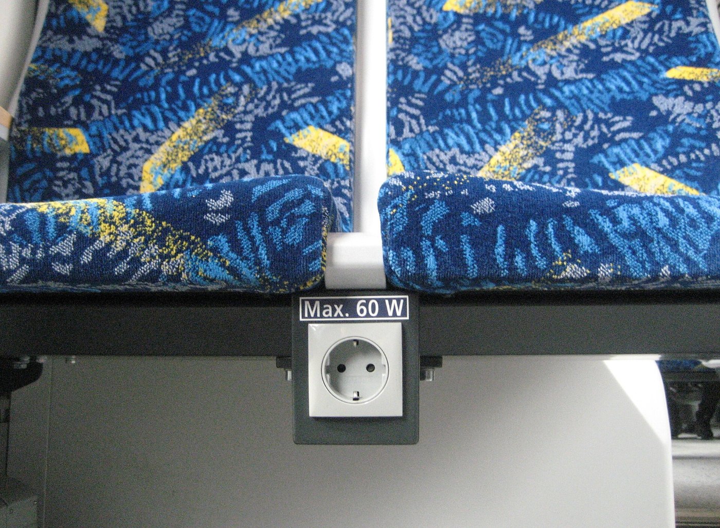 Steckdose im Zug (Coradia LINT 54, erixx)