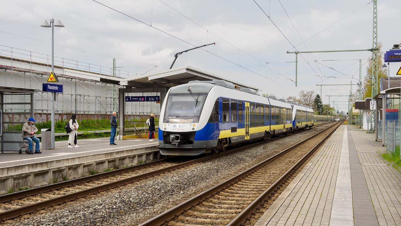 Bahnhof Rastede mit Zug der NordWestBahn (2023)