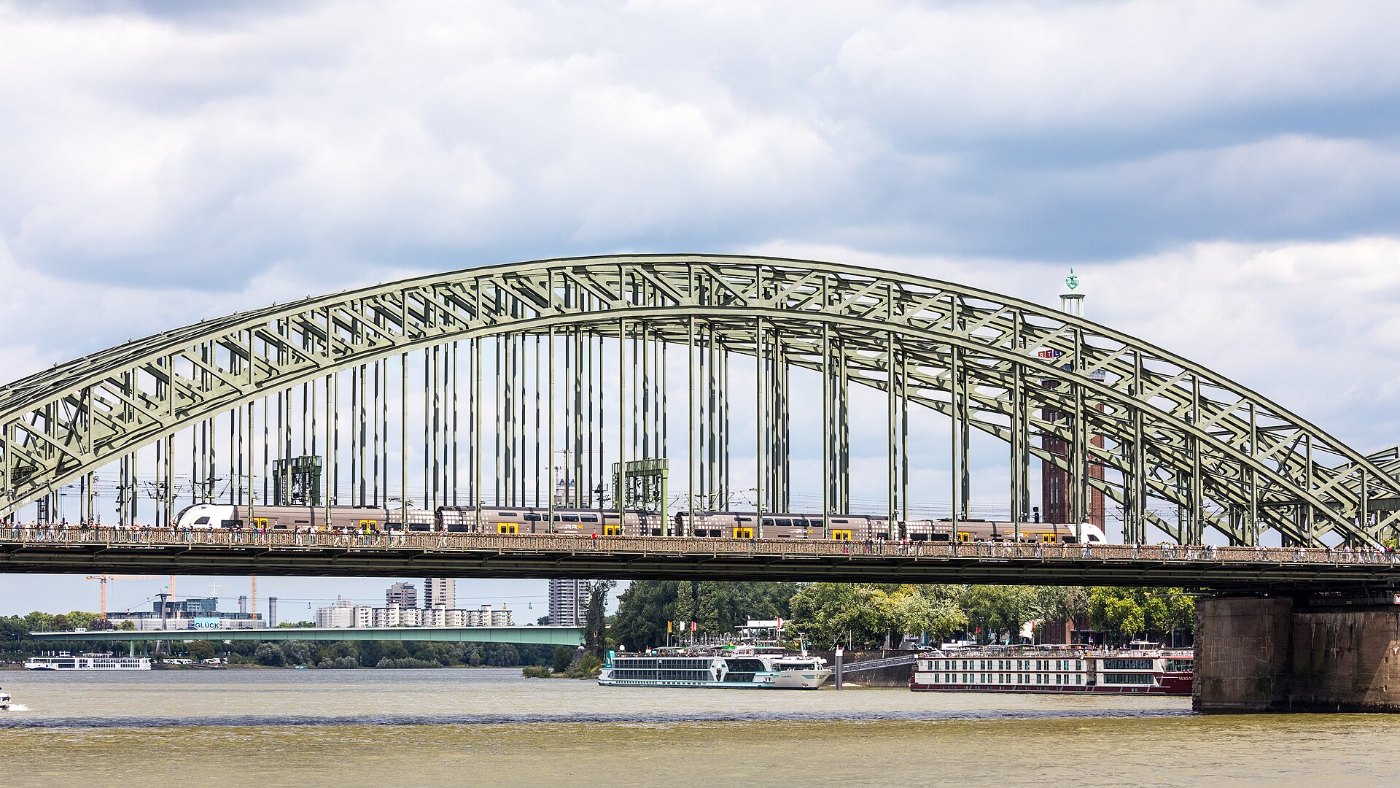 RRX (National Express) auf der Hohenzollernbrücke, Köln 2739