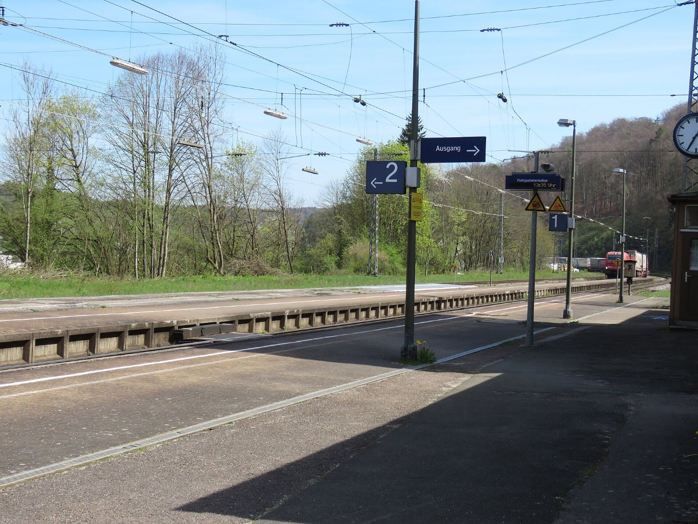 DB Cargo loco 193 315 passing through Bahnhof Solnhofen, April 2024 01
