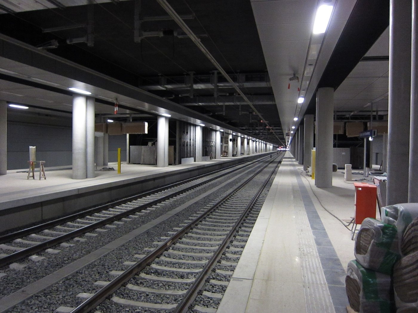 Flughafen Berlin Brandenburg station S Bahn platform tracks 2 3