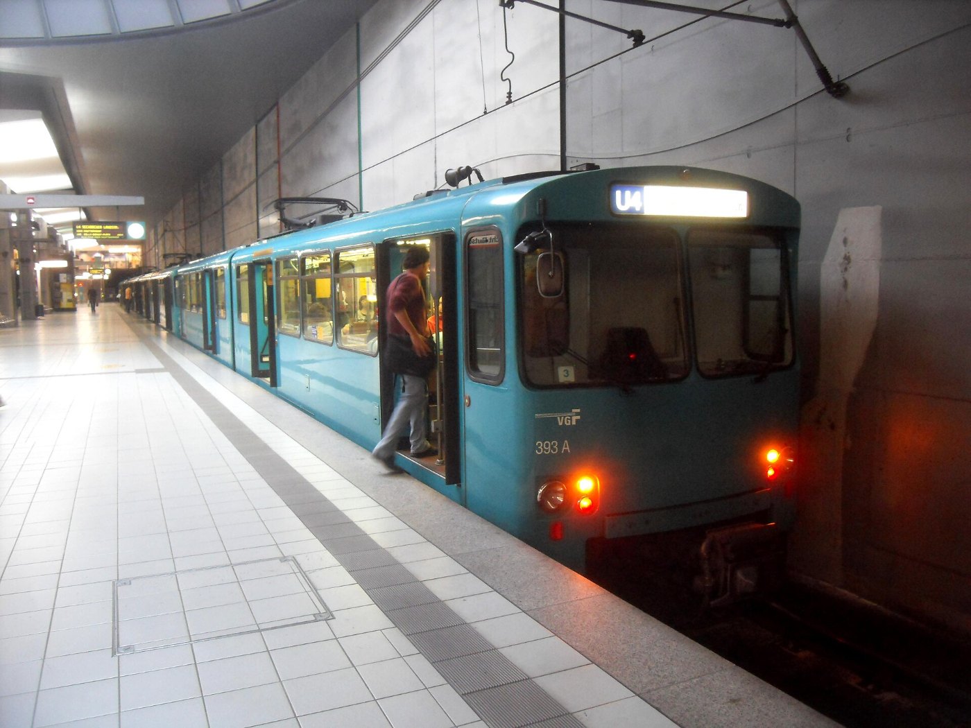 Frankfurt am Main U Bahnhof Festhalle, Messe auf Bahnsteig Richtung Seck