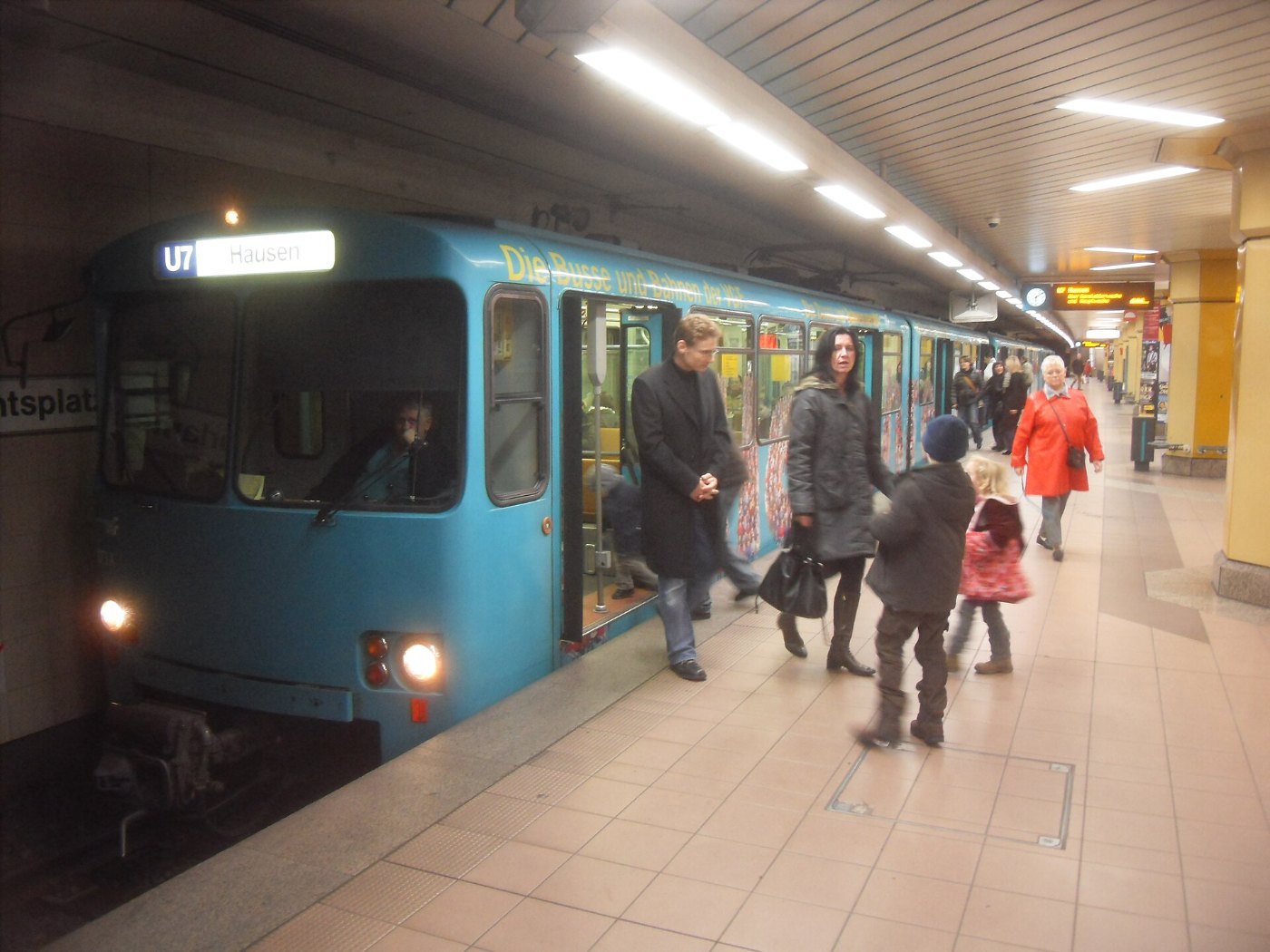 Frankfurt am Main U Bahnhof Parlamentsplatz auf Bahnsteig Richtung Hause
