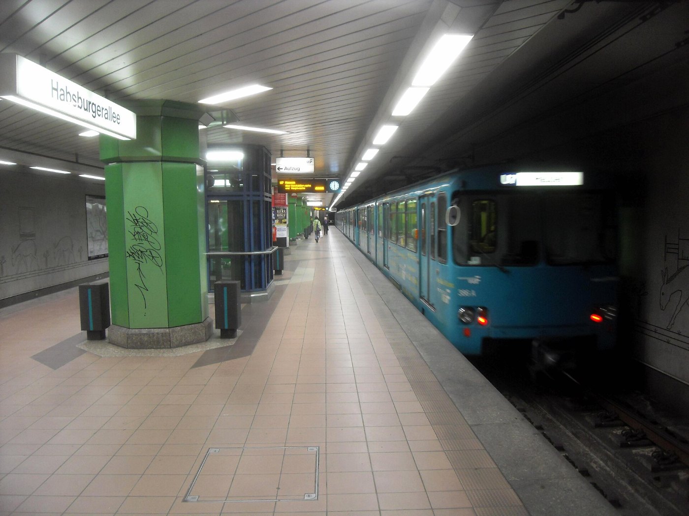 Frankfurt am Main U Bahnhof Habsburgerallee auf Bahnsteig Richtung Hause