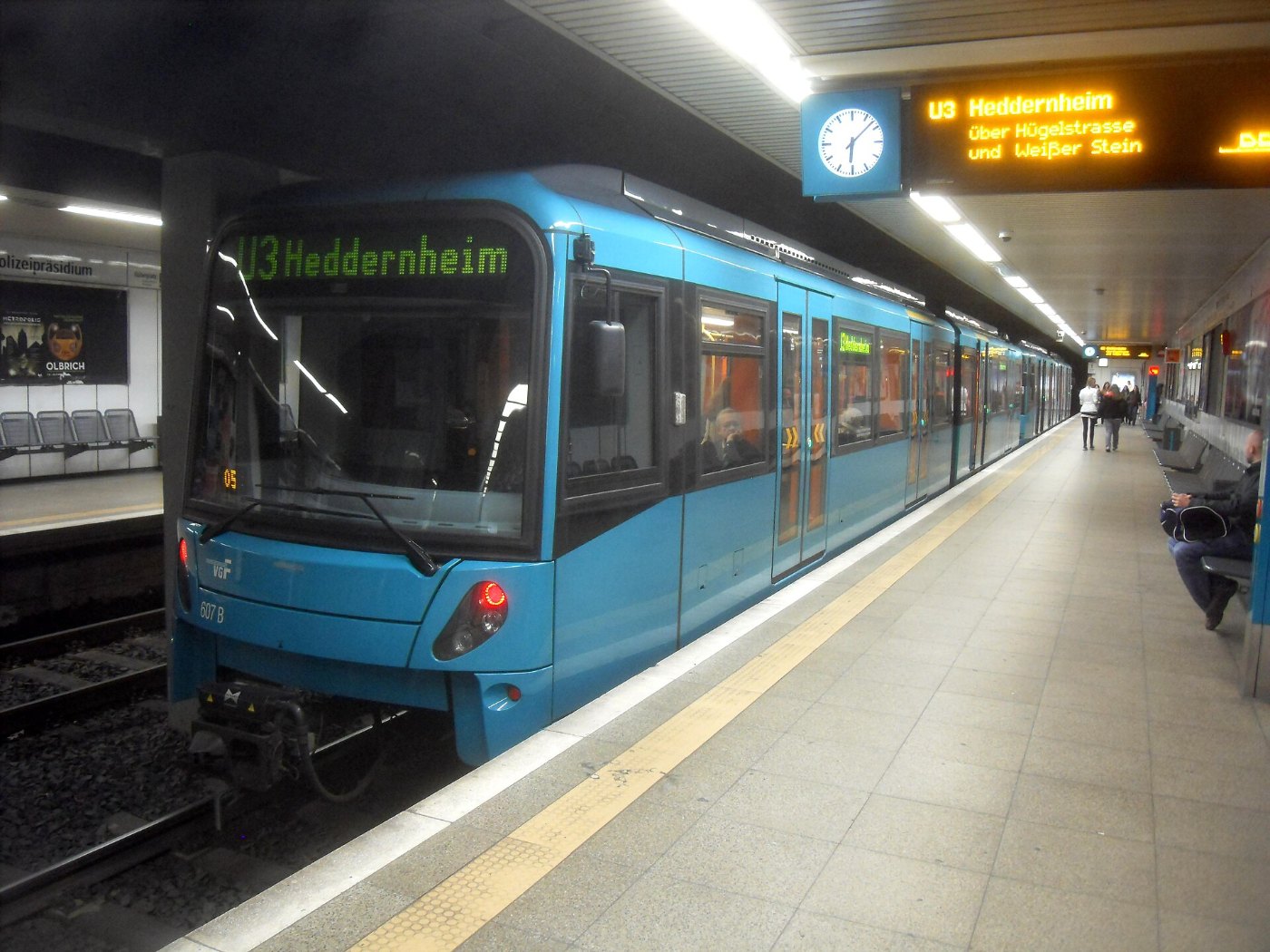 Frankfurt am Main U Bahnhof Miquel , Adickesallee auf Bahnsteig Richtung