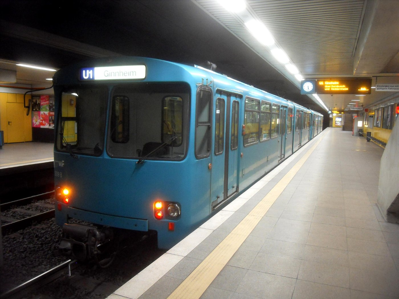 Frankfurt am Main U Bahnhof Eschenheimer Tor auf Bahnsteig Richtung Ginn