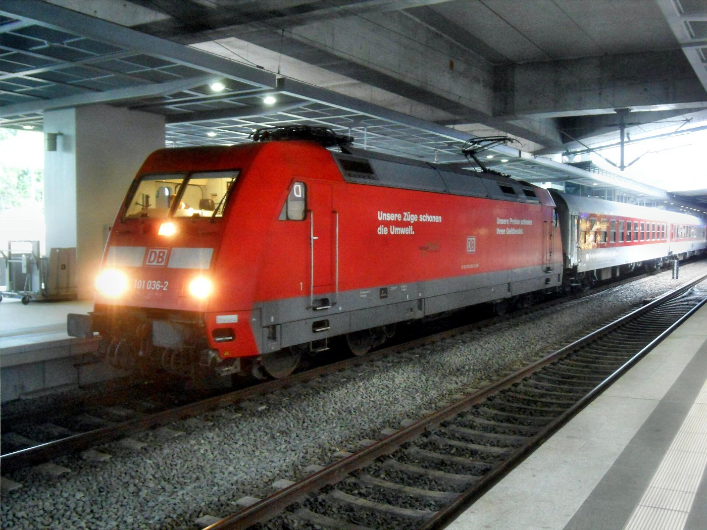 Berlin Bahnhof Südkreuz auf Bahnsteig zu Gleis 6 City Night Line 101 036