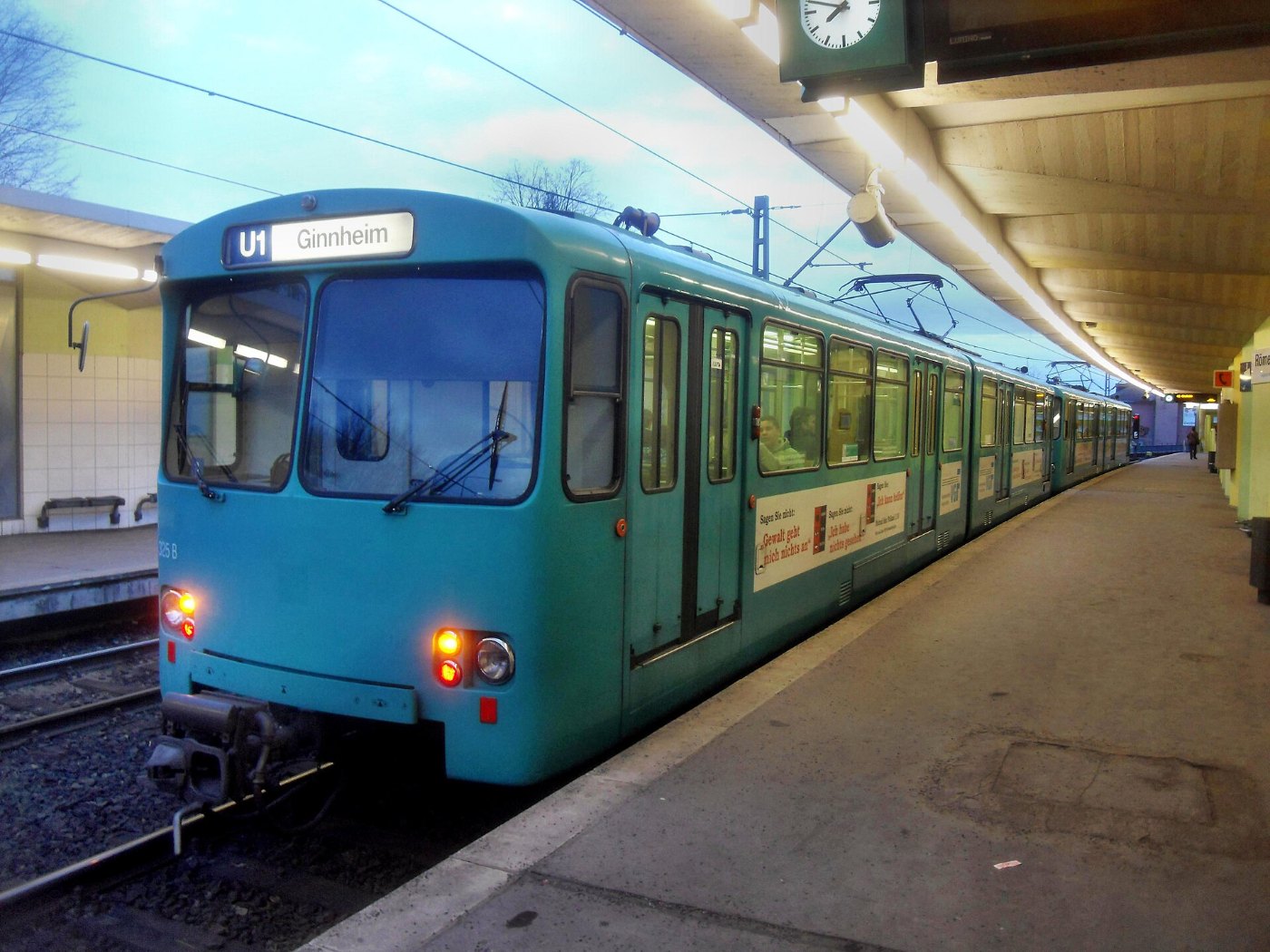 Frankfurt am Main U Bahnhof Römerstadt auf Bahnsteig Richtung Ginnheim R