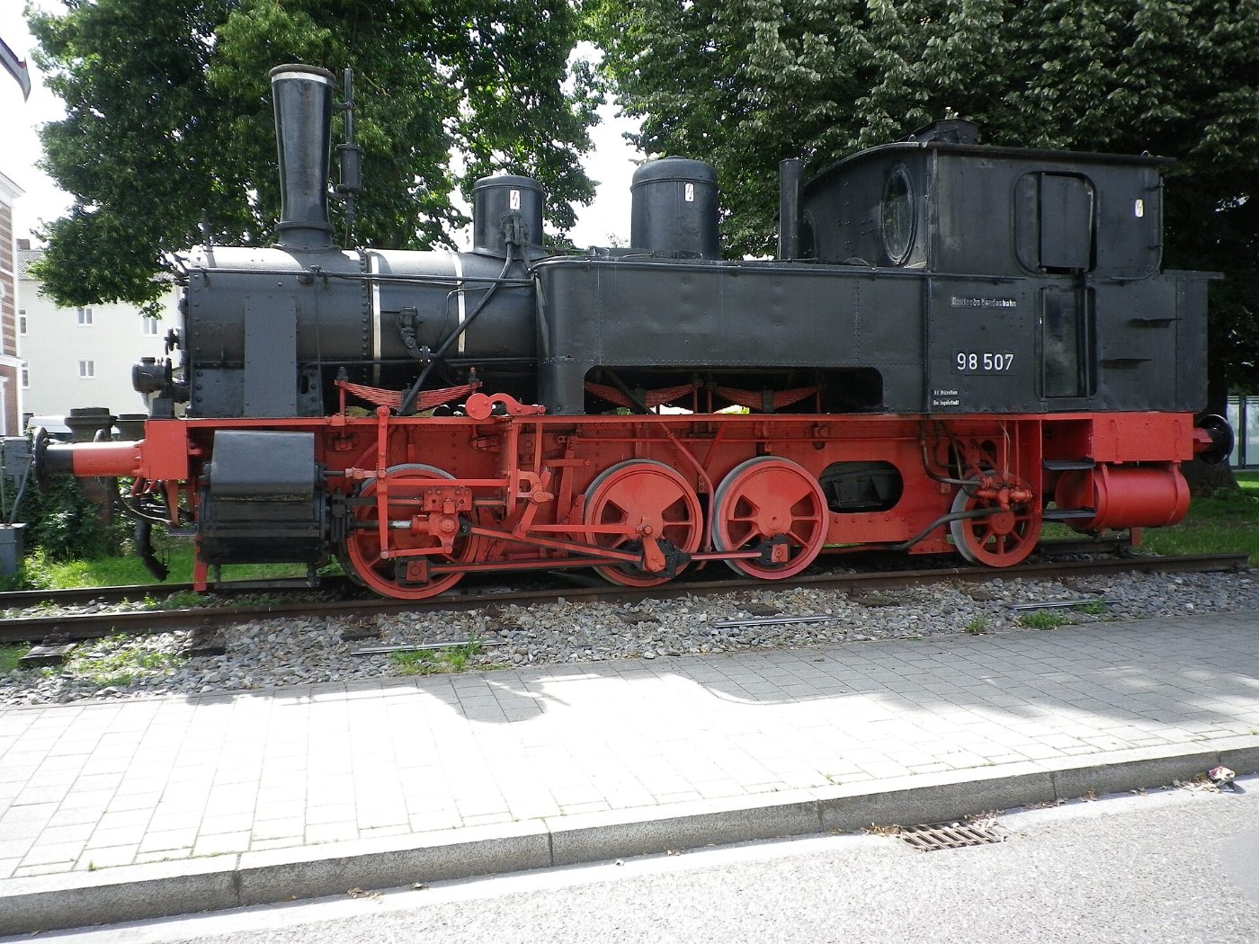 Die Lokomotive vor dem Hauptbahnhof in Ingolstadt