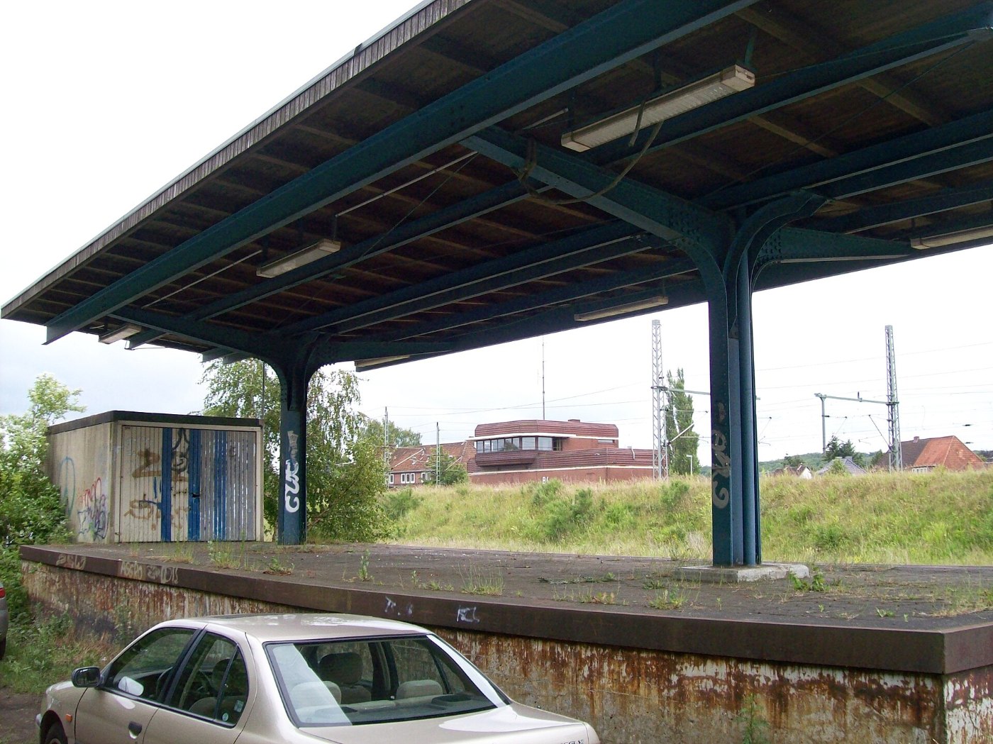 Teilstück eines alten Bahnsteig in Büchen panoramio