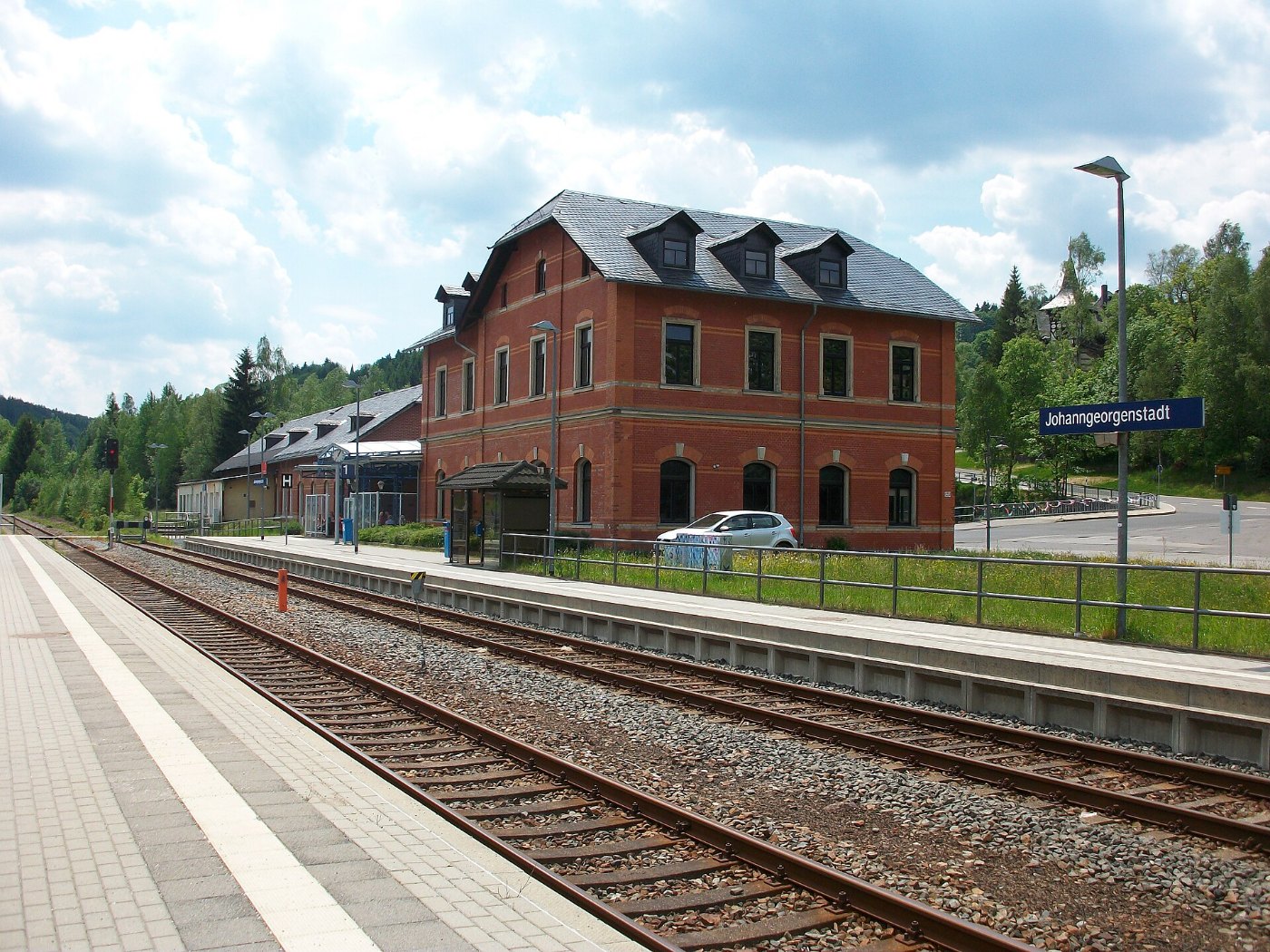 Bahnhof Johanngeorgenstadt Empfangsgebäude Gleisseite (2)