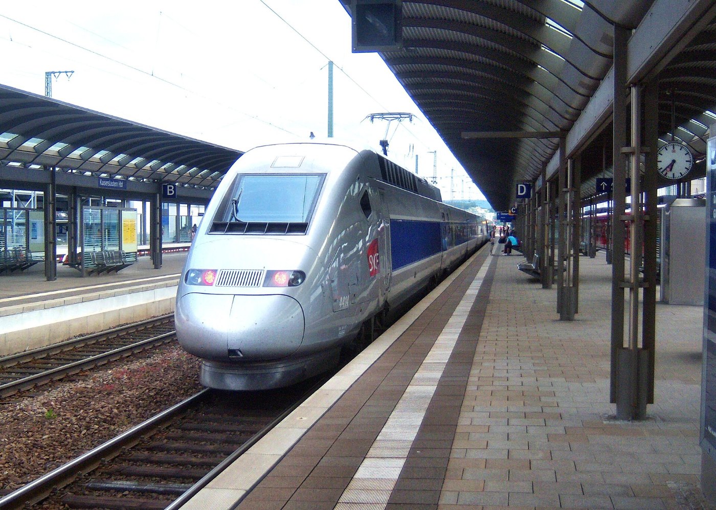 Kaiserslauterner Hauptbahnhof auf Bahnsteig zu Gleis 3 Richtung Saarbrüc