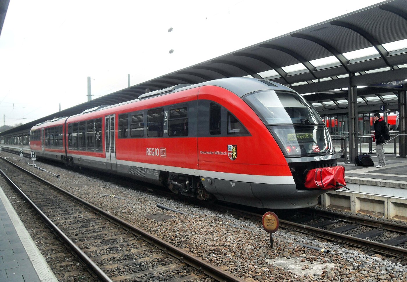 Kaiserslauterner Hauptbahnhof auf Bahnsteig zu Gleis 1 Richtung Ludwigsh