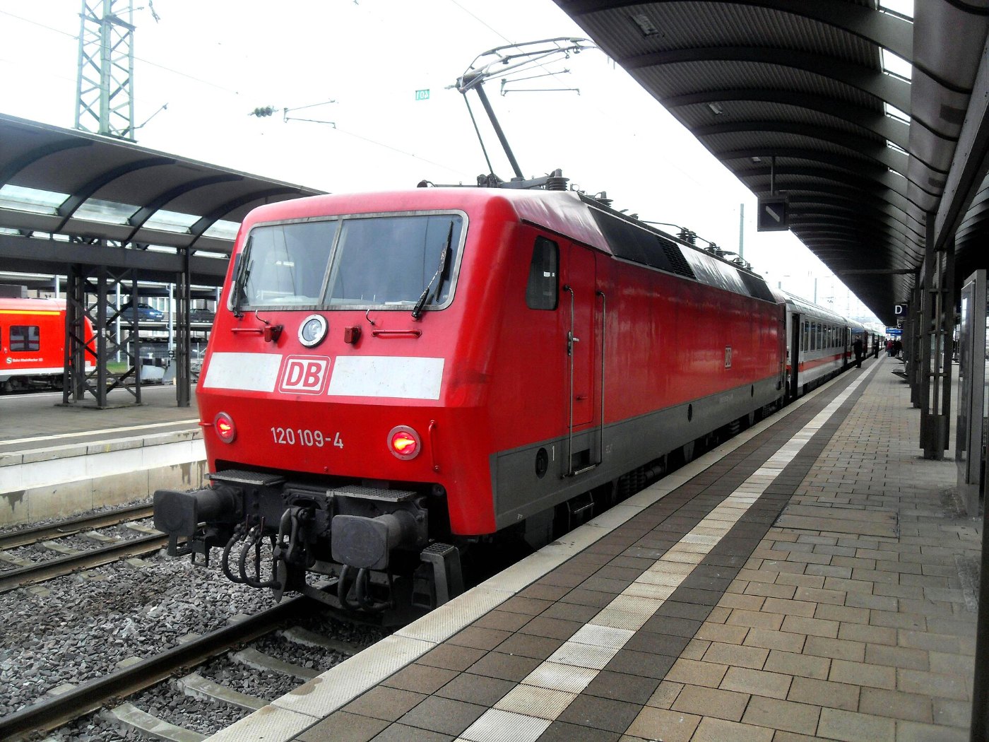 Kaiserslauterner Hauptbahnhof auf Bahnsteig zu Gleis 3 Richtung Saarbrüc