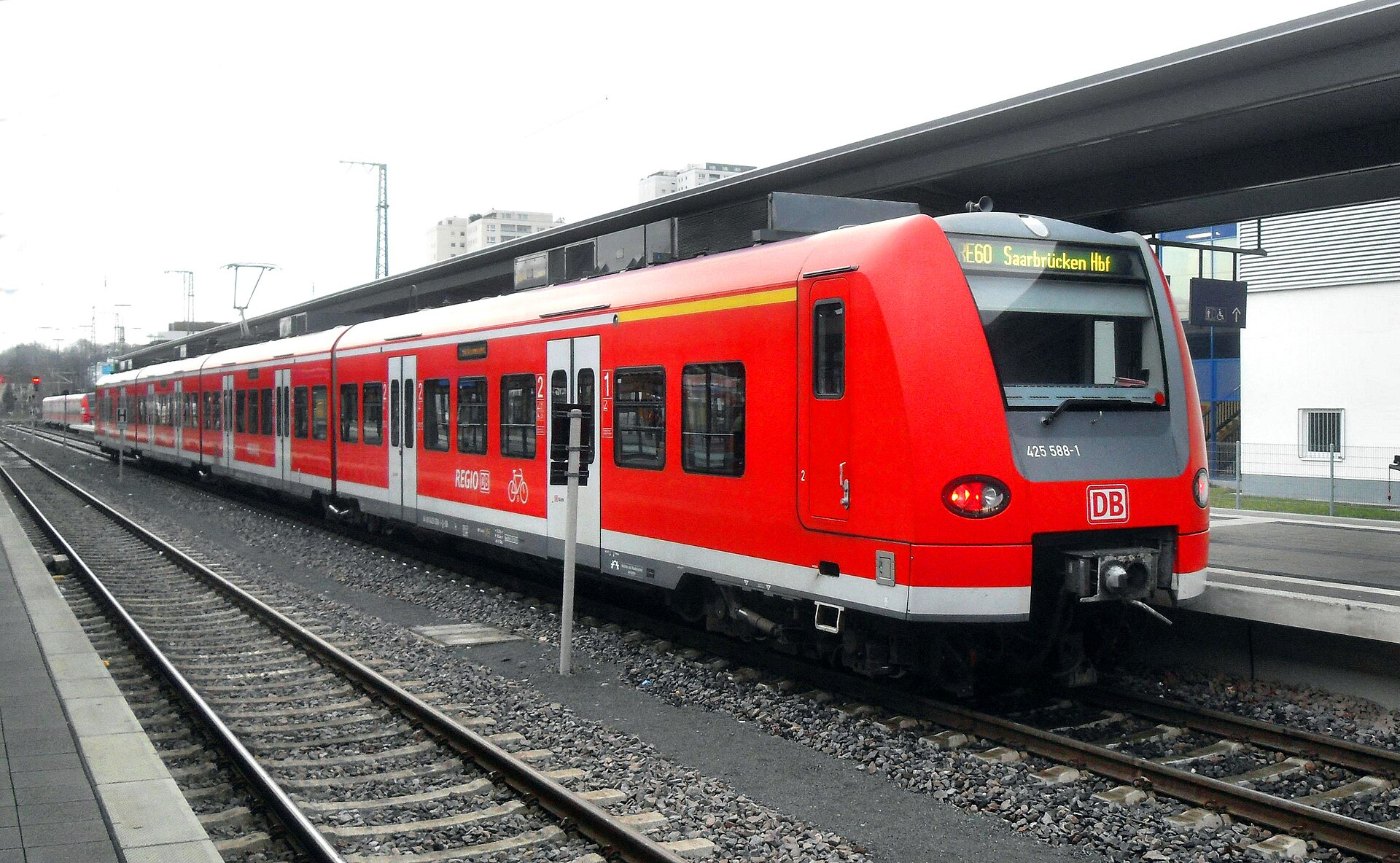 Kaiserslauterner Hauptbahnhof auf Bahnsteig zu Gleis 5 Richtung Ludwigsh