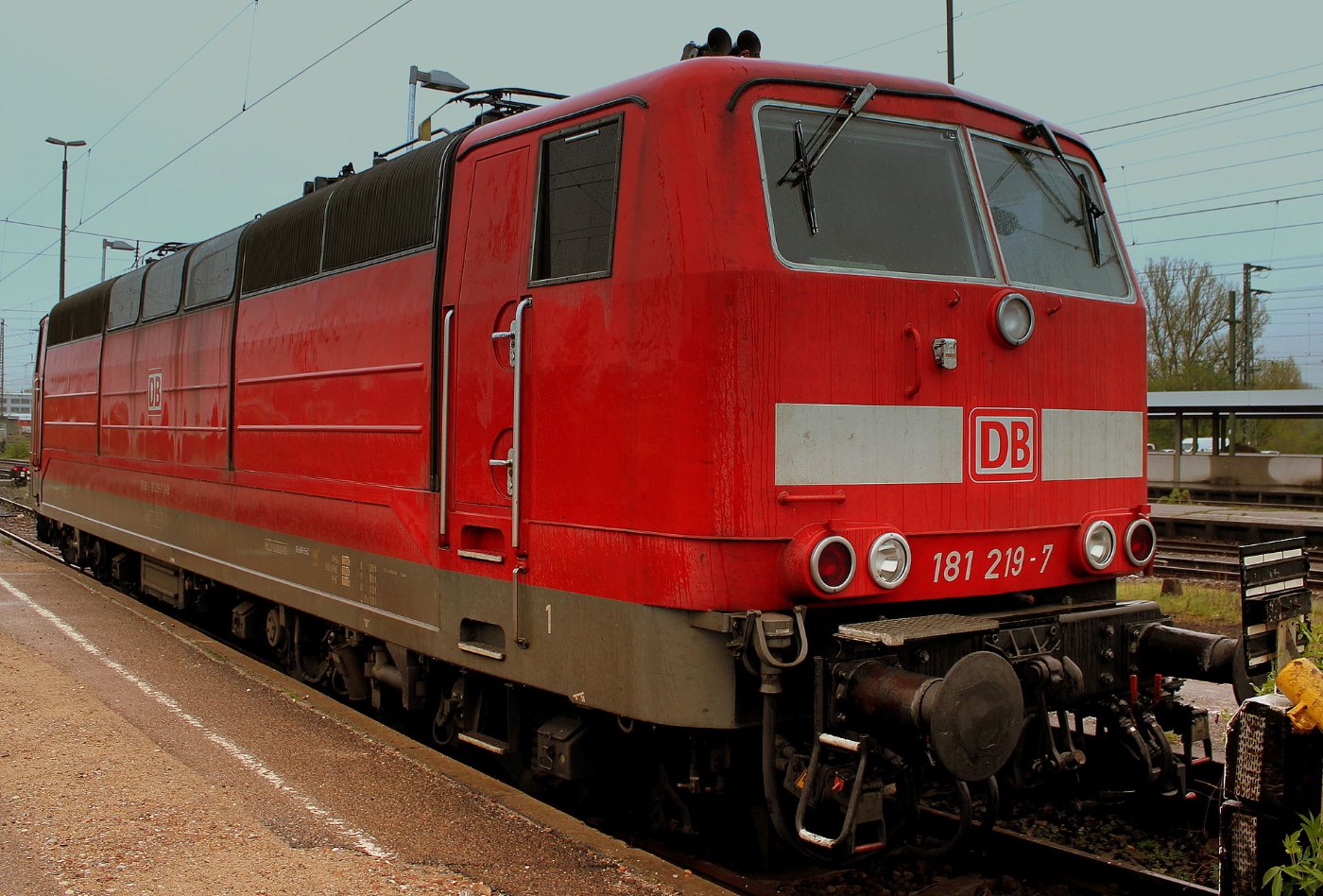 DB ELECTRIC LOCO AT KARLSRUHE HAUPTBAHNHOF GERMANY APRIL 2013 ()