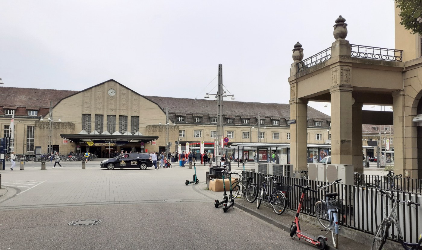 Bahnhofsplatz vor dem Hauptbahnhof Karlsruhe