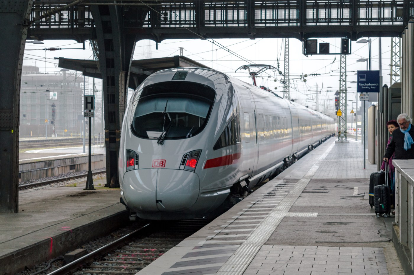 ICE im Hauptbahnhof Karlsruhe