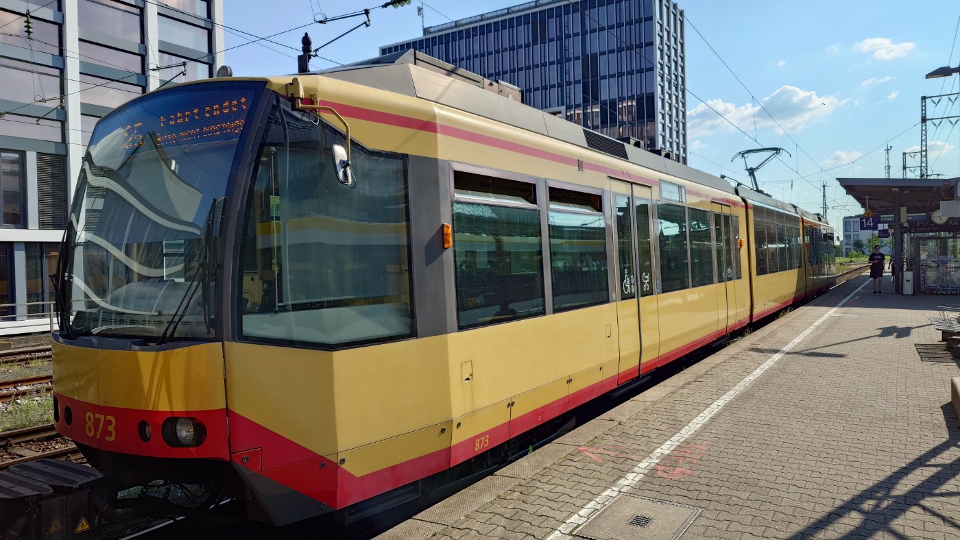 Zweisystem-Stadtbahn im Hauptbahnhof Karlsruhe