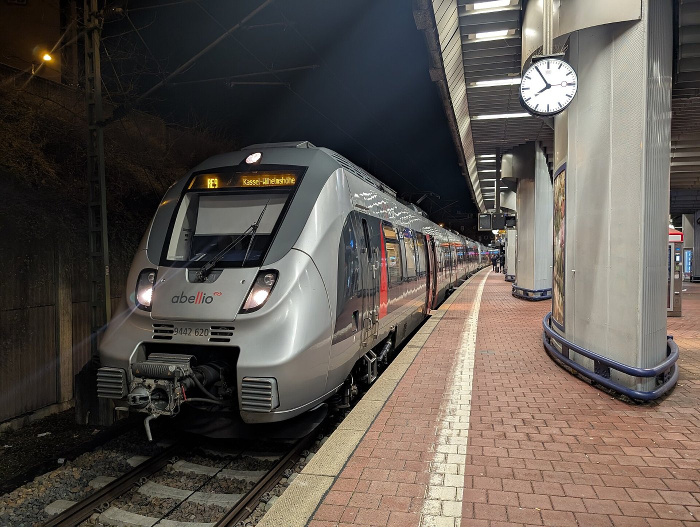 Abellio 9442 620 im Bahnhof Kassel Wilhelmshöhe, Gleis 1