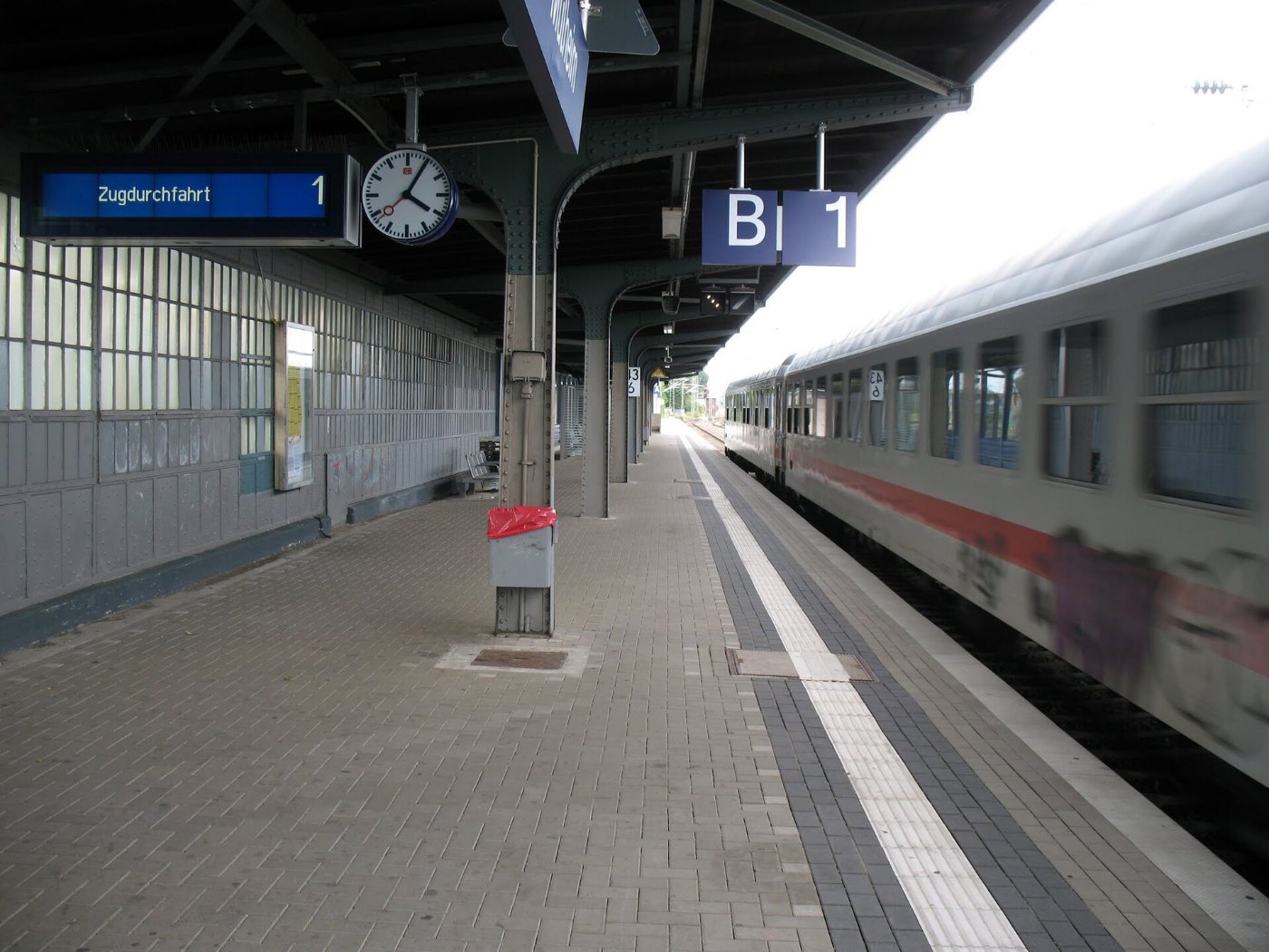 Köln Mülheim, ICE Durchfahrt am Gleis 1, 01. 09. 2012 panoramio