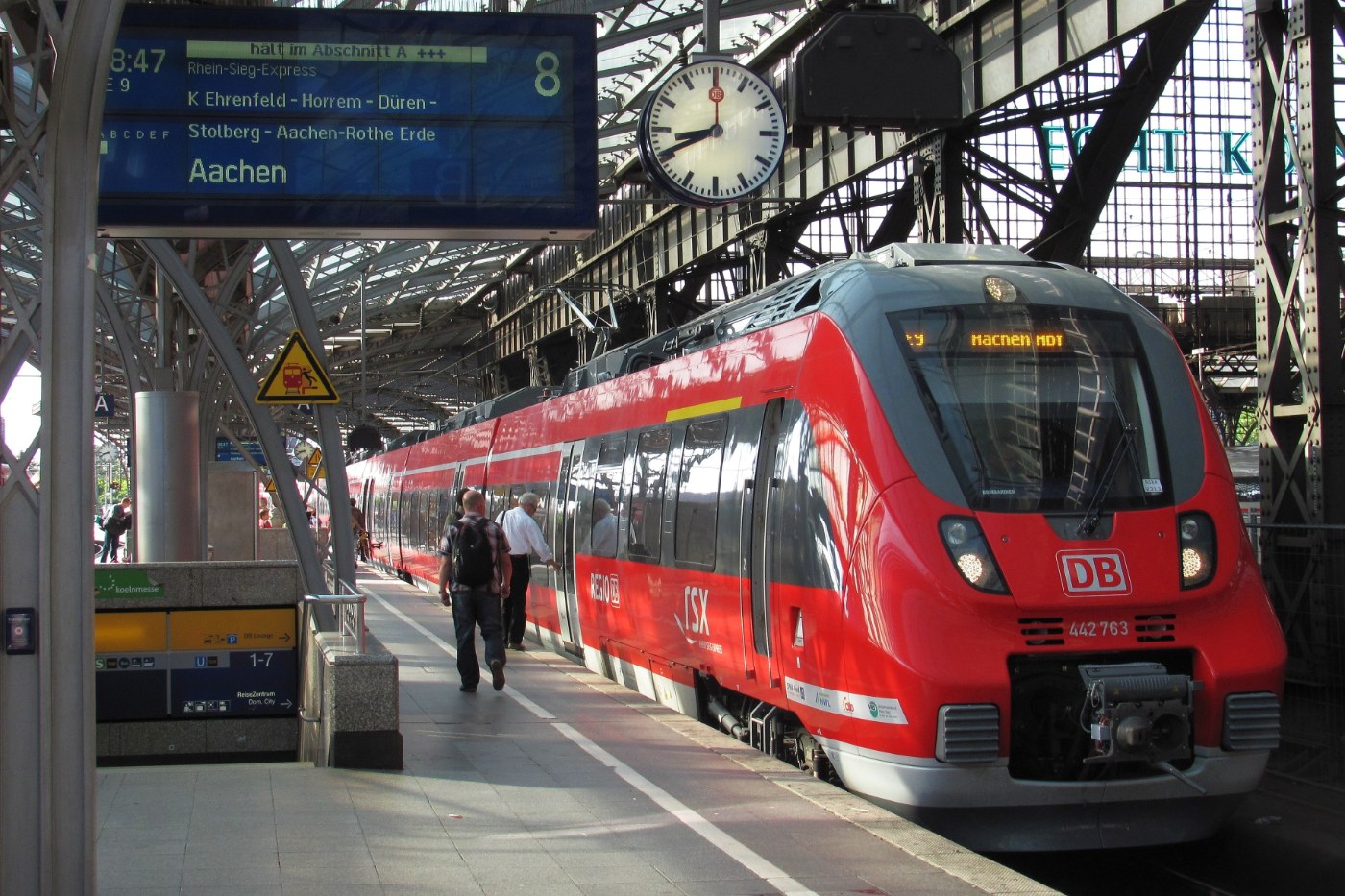 Zug am Bahnsteig im Kölner Hauptbahnhof