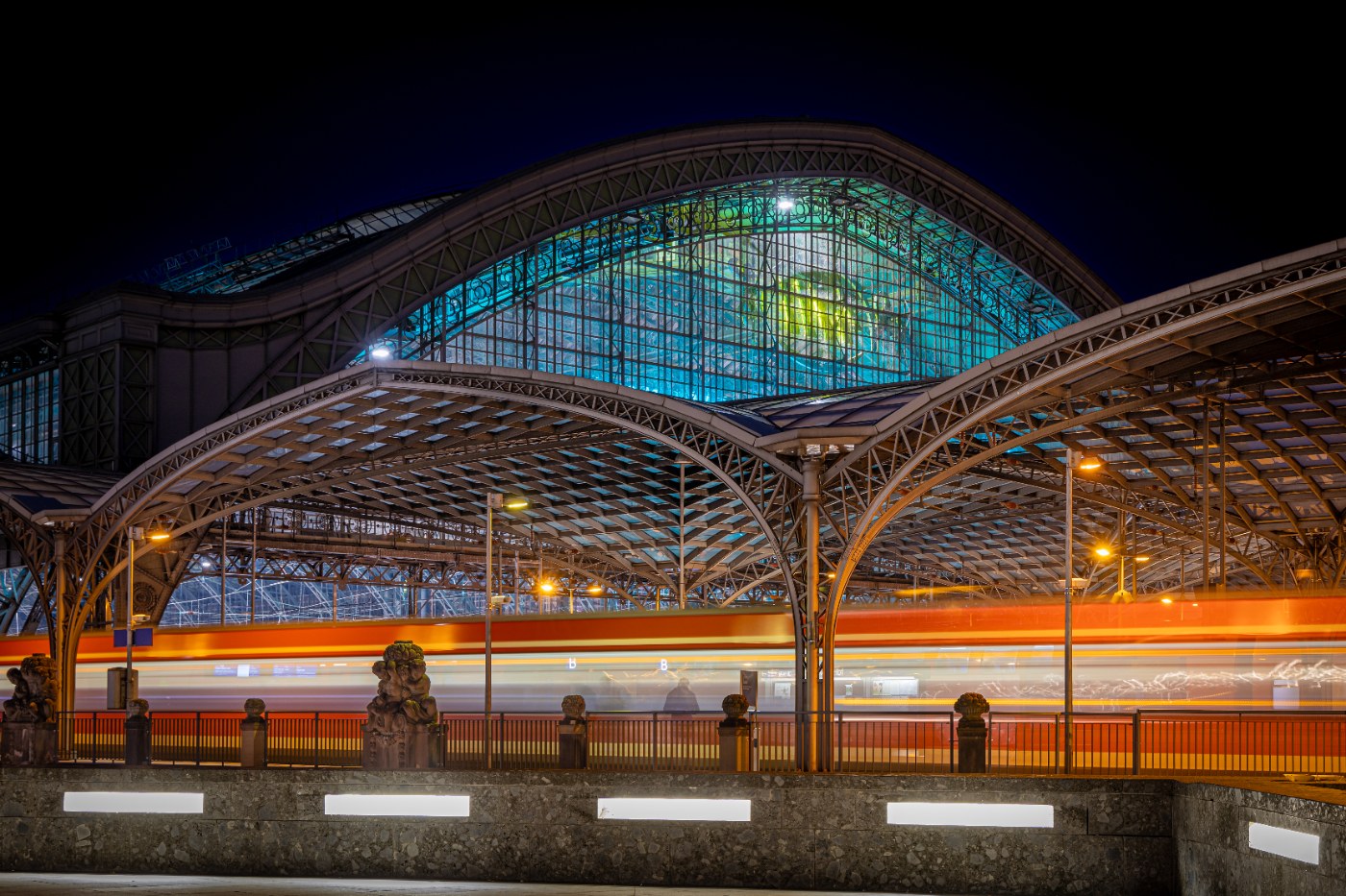 Köln Hauptbahnhof neben dem Dom