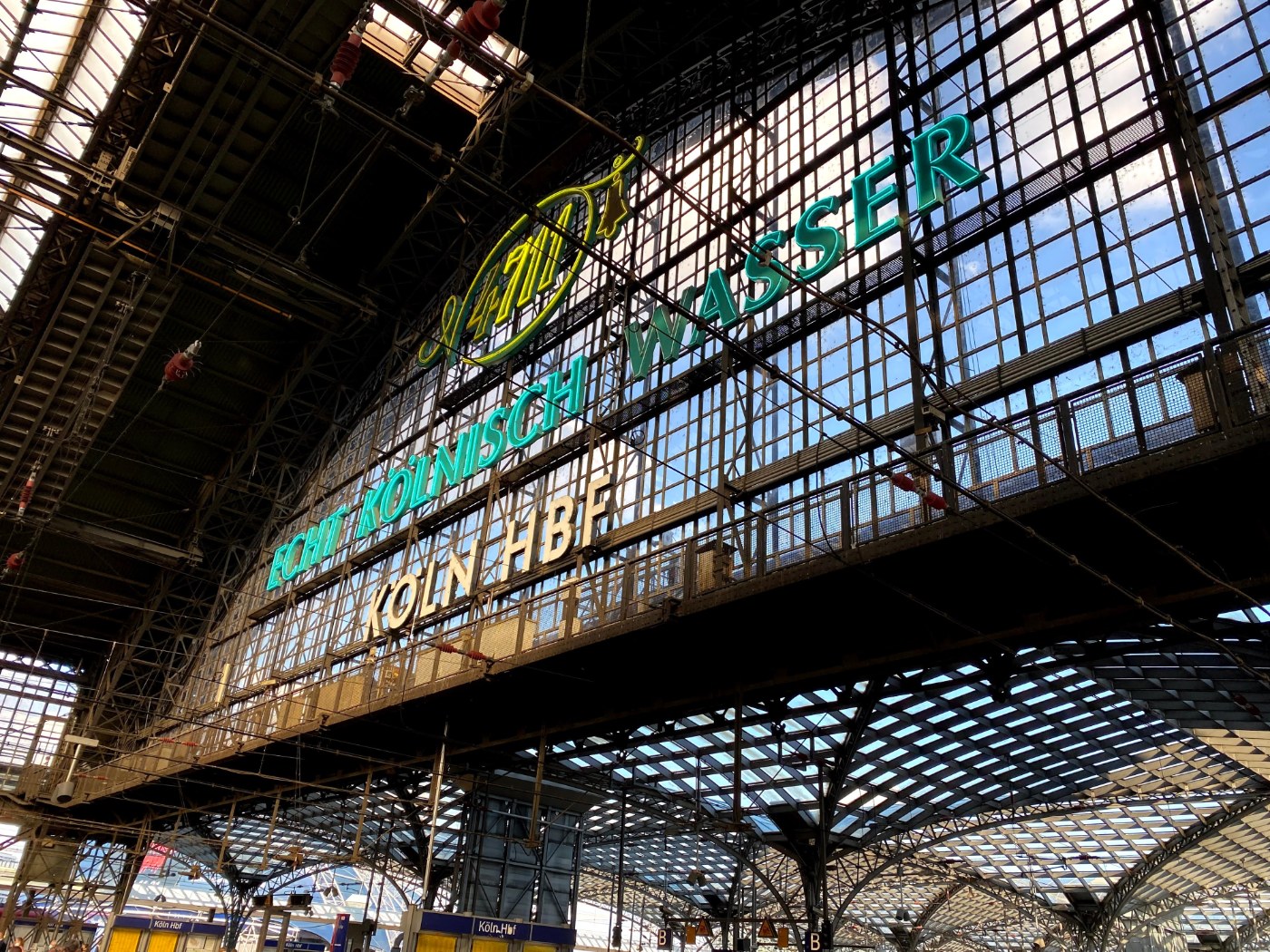 Bahnsteighalle im Kölner Hauptbahnhof