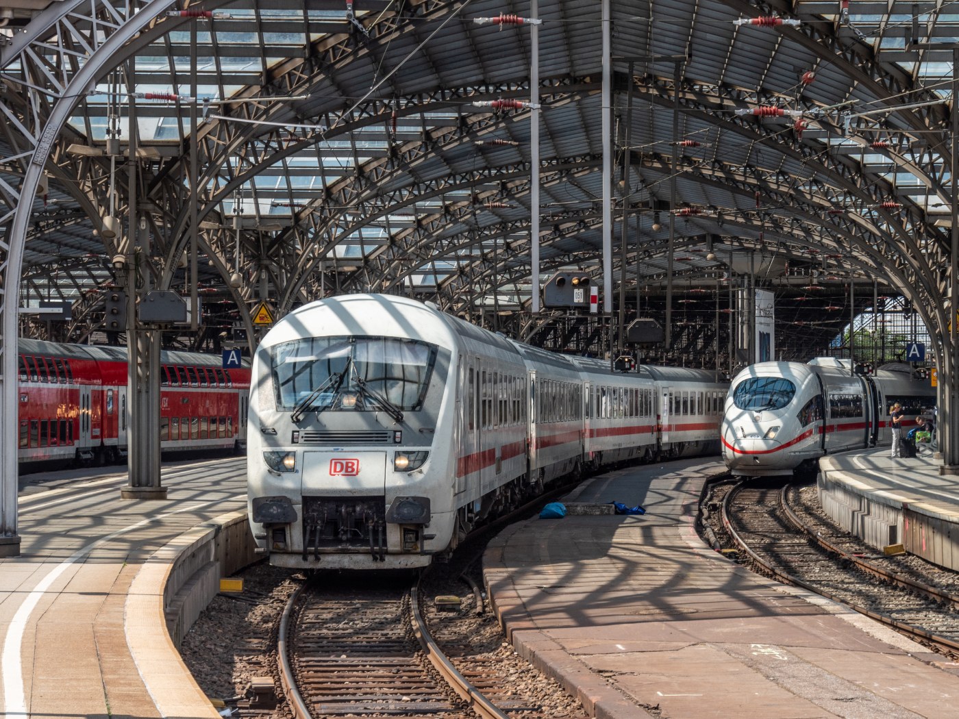 Züge unter der Bahnsteigüberdachung in Köln