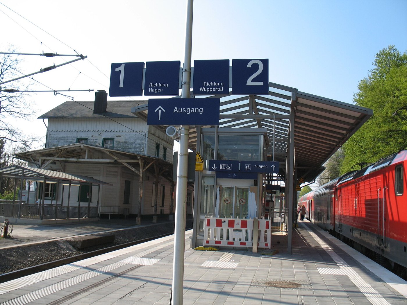 Bahnhof Ennepetal Gevelsberg April 2011 mit RE7 nach Krefeld auf Gleis 2