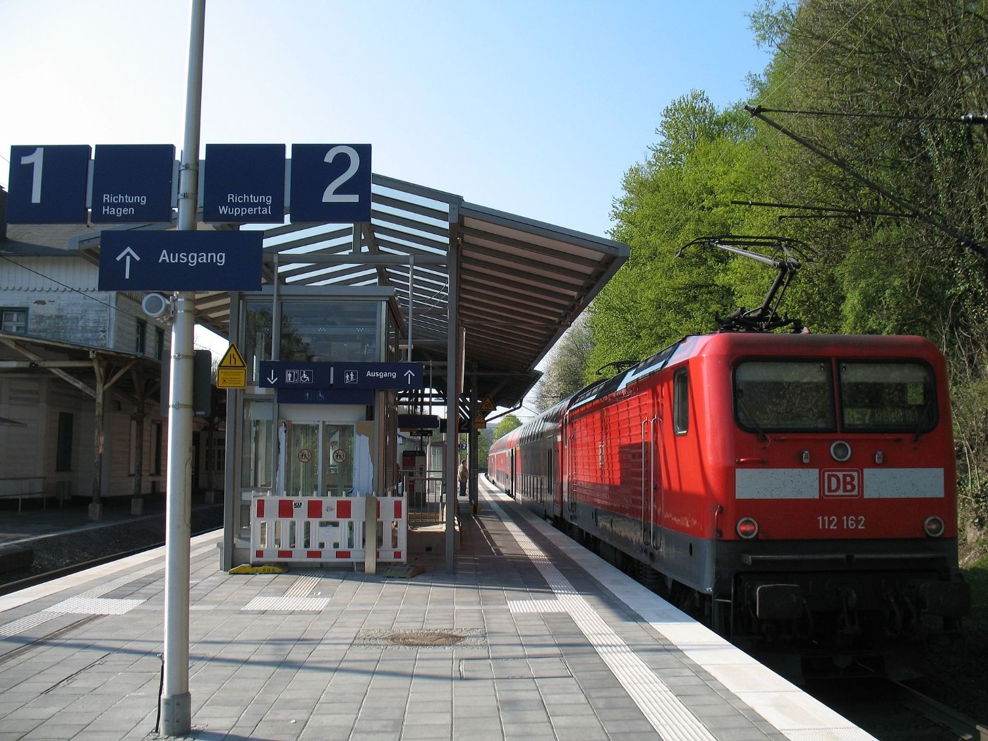 Bahnhof Ennepetal Gevelsberg April 2011 mit RE7 nach Krefeld auf Gleis 2