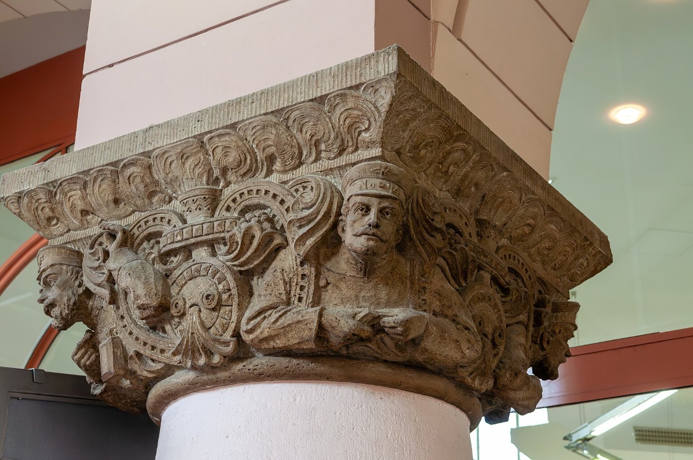 Eisenach (Thüringen). Säulenkapitell im Hauptbahnhof. Ein Schaffner