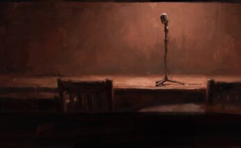 Lampenfieber Poetry Slam: leeres Mikrofon auf einer kleinen Clubbühne im Spotlight