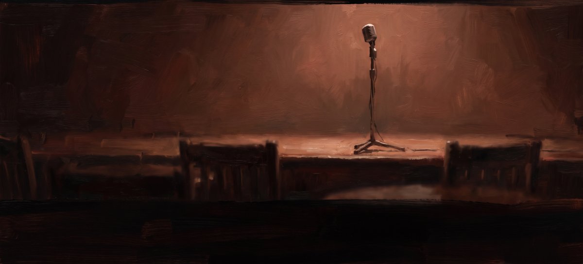 Poetry Slam für mehr Selbstbewusstsein: ein Mikrofon im Spotlight auf einer kleinen Bühne, bereit für den ersten Satz