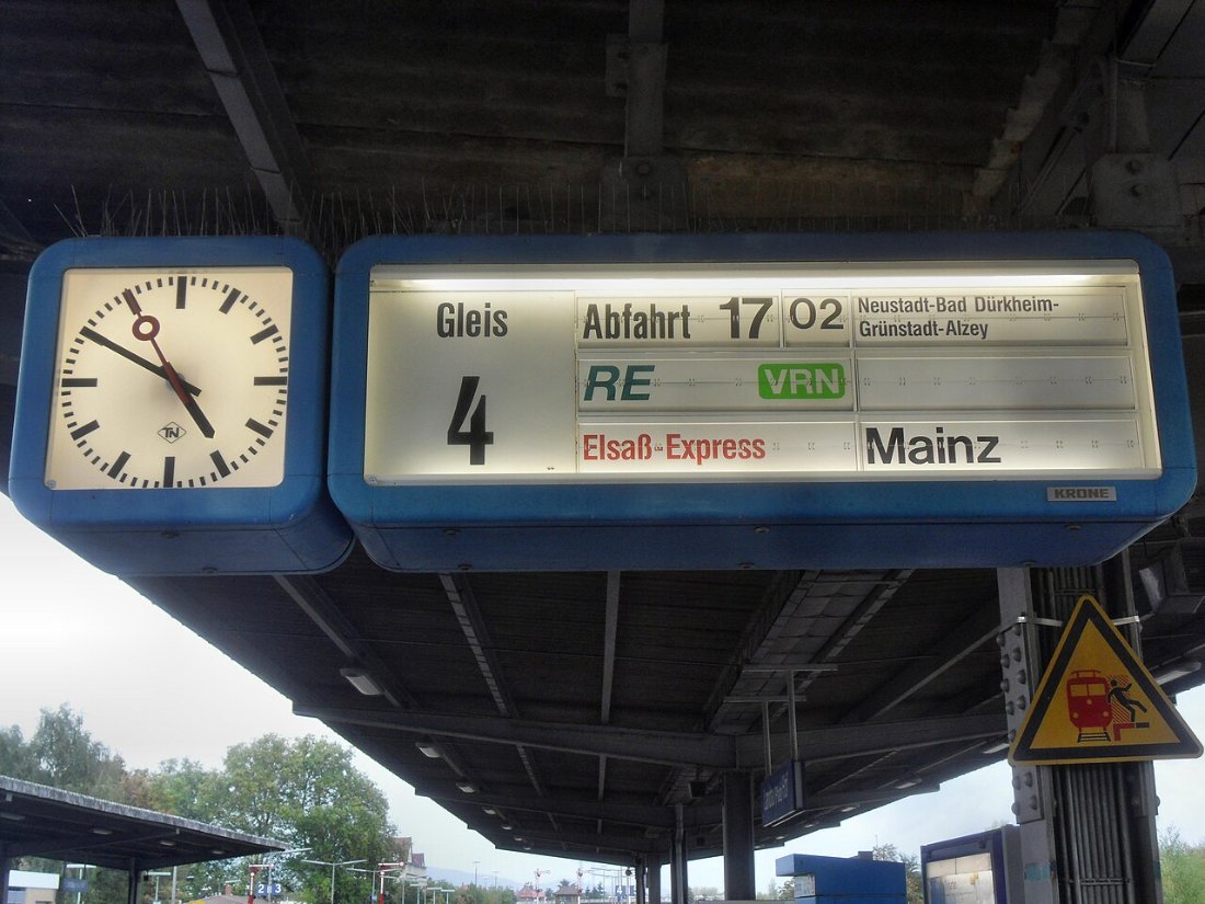 Landau (Pfalz) Hauptbahnhof auf Bahnsteig zu Gleis 4 Anzeige Elsaß Expre