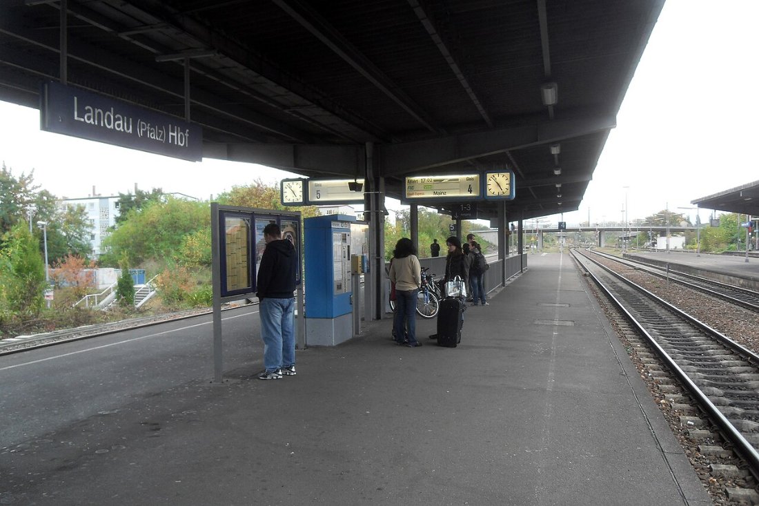 Landau (Pfalz) Hauptbahnhof auf Bahnsteig zu Gleis 4 11.10.2009