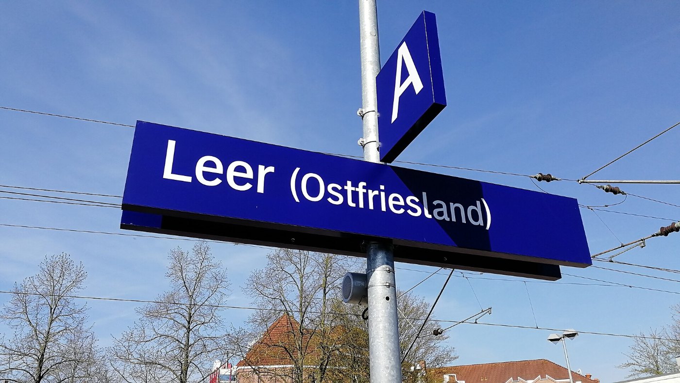 Bahnhofsschild Leer (Ostfriesland)