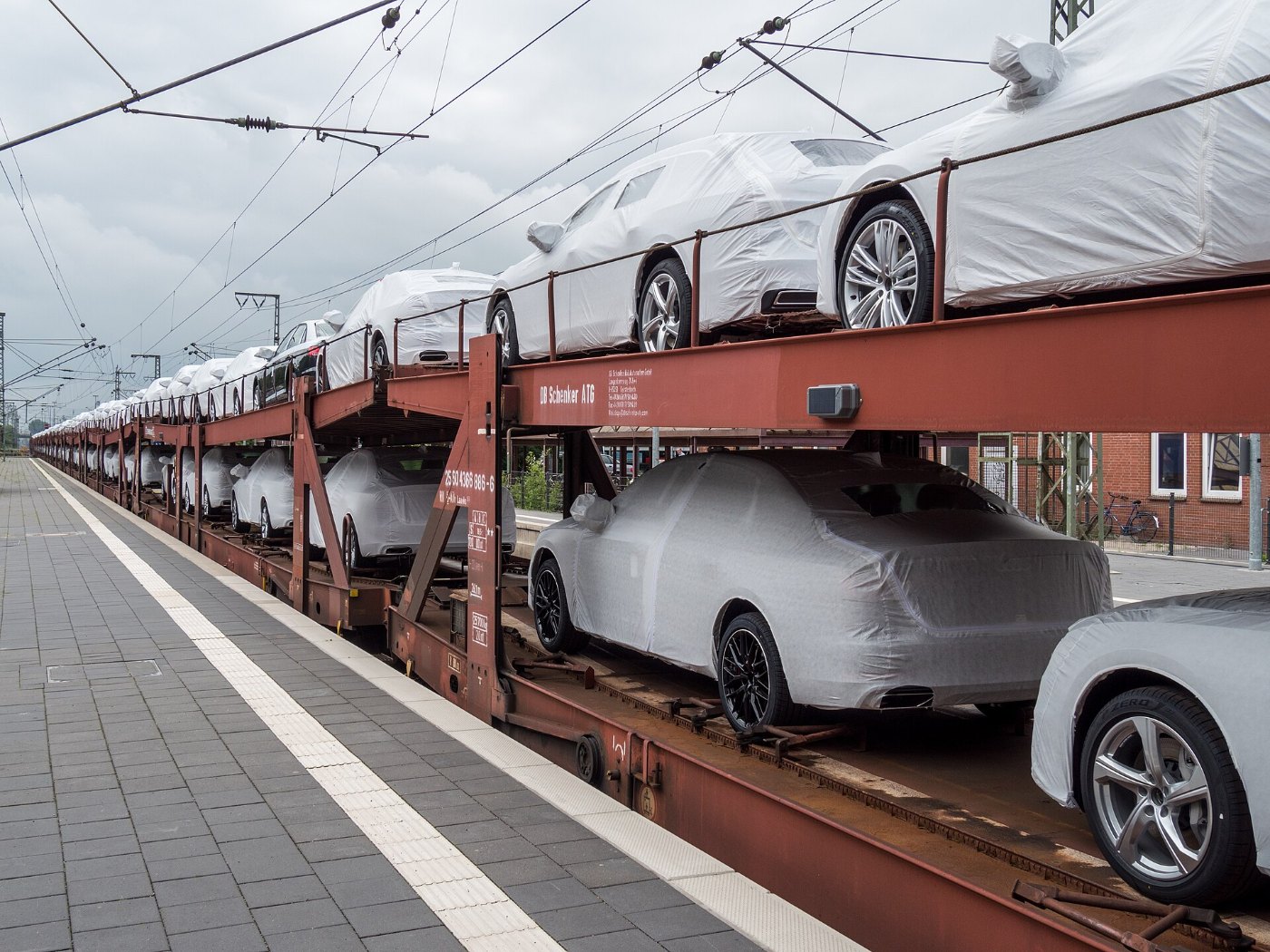 Autotransportzug in Leer