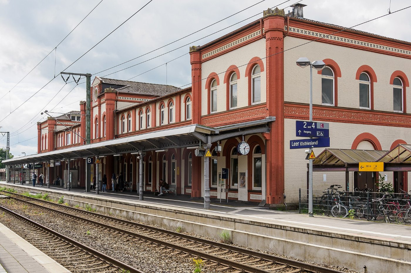 Bahnhof Leer (Ostfriesland) Gleisseite des Empfangsgebäudes (2023)