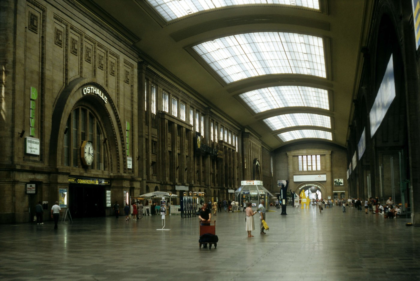 Der Querbahnsteig im Leipziger Hauptbahnhof