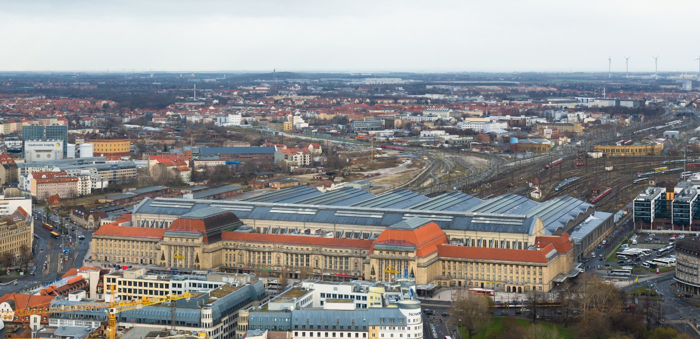 Der Leipziger Hauptbahnhof vom Panorama Tower aus